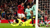 Para pemain MU sungguh sulit menyarangkan bola ke dalam gawang Omonia akibat kegemilangan Uzoho. Foto: PA Images via Getty Images/Martin Rickett - PA Images