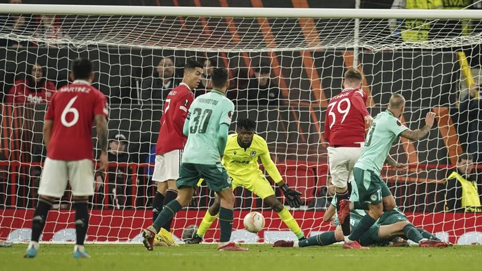 Manchester Uniteds Scott McTominay, second left, scores the opening goal against Omonia during a group E Europa League soccer match between Manchester United and Omonia at Old Trafford stadium in Manchester, England, Thursday, Oct. 13, 2022. (AP Photo/Dave Thompson)