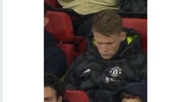 Ini penampakan McTominay tidur di bench MU saat menjamu Omonia. Foto: dok. Twitter