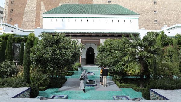 Potret Cantik dan Megahnya Masjid Agung Paris, Bikin Betah Ibadah