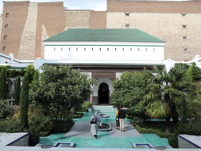 Potret Cantik dan Megahnya Masjid Agung Paris, Bikin Betah Ibadah