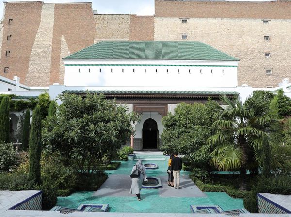 Potret Cantik dan Megahnya Masjid Agung Paris, Bikin Betah Ibadah