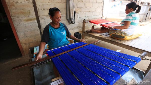 Melihat Pembuatan Kain Tenun Tanimar di Desa Kandar