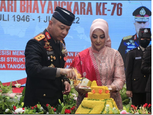 8 Potret Kebersamaan Merthy dengan Suaminya Irjen Teddy Minahasa 8 Potret Kebersamaan Merthy dengan Suaminya Irjen Teddy Minahasa