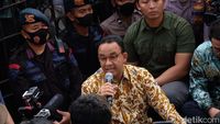 Momen Anies Baswedan Lesehan Temui Massa Demo di Depan Balai Kota