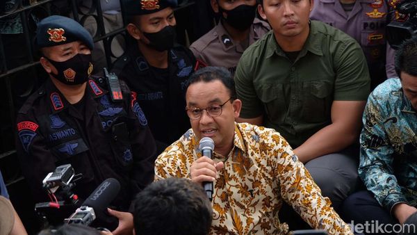 Momen Anies Baswedan Lesehan Temui Massa Demo di Depan Balai Kota