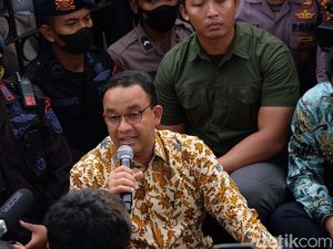 Momen Anies Baswedan Lesehan Temui Massa Demo di Depan Balai Kota
