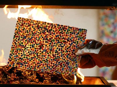 NFT Lebih Laku, Seniman Ini Bakar Ribuan Karya Fisik