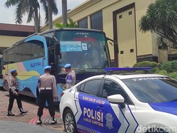 Momen Pejabat Polisi Naik Bus dari PTIK untuk Menghadap Jokowi di Istana