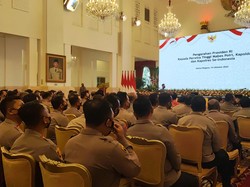 Ternyata Ini Alasan Pejabat Polri Tak Boleh Bawa Tongkat dan Topi di Istana