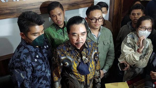 Pengacara memperlihatkan surat perdamaian Rizky Billar dan Lesti Kejora di kasus KDRT.