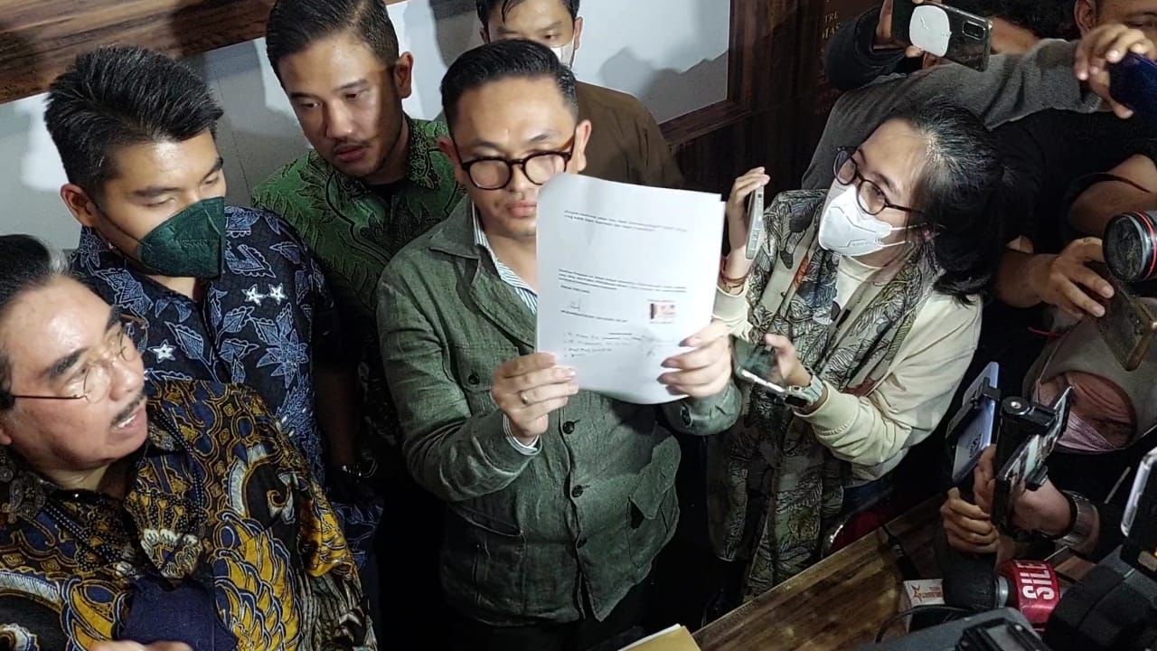 Pengacara memperlihatkan surat perdamaian Rizky Billar dan Lesti Kejora di kasus KDRT.