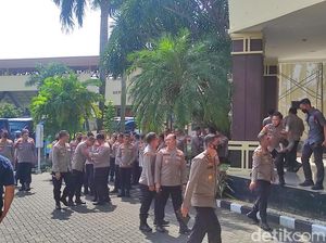 Dipanggil Jokowi, Para Perwira Tinggi Polri Siap-siap Naik Bus dari PTIK Dipanggil Jokowi, Para Perwira Tinggi Polri Siap-siap Naik Bus dari PTIK
