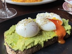 Gordon Ramsay Pamer Menu Sarapan, Netizen: Telurnya Mentah!