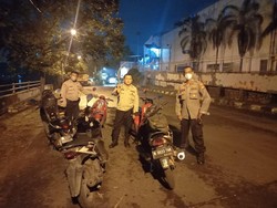 Diduga Mau Tawuran, 2 ABG Tanggung Bercelurit Diamankan di Jaksel