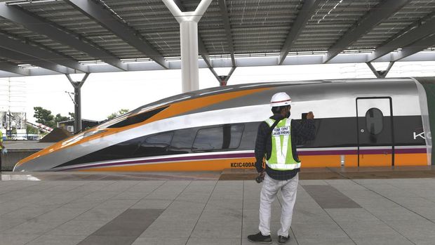 Jurnalis mengambil gambar kereta cepat inspeksi yang dihadirkan di lokasi proyek Kereta Cepat Jakarta Bandung di Stasiun Tegalluar, Kabupaten Bandung, Jawa Barat, (13/10/2022). Progres pembangunan proyek Kereta Cepat Jakarta Bandung telah mencapai 88,8 persen dan direncanakan beroperasi pada Juli 2023. ANTARA FOTO/Hafidz Mubarak/foc.