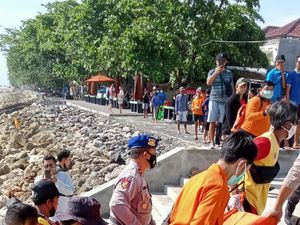 Mayat Perempuan Mengambang di Pantai Sanur Ditemukan Masih Berhelm Mayat Perempuan Mengambang di Pantai Sanur Ditemukan Masih Berhelm