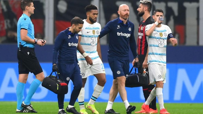 MILAN, ITALY - OCTOBER 11: Reece James of Chelsea leaves the pitch after receiving medical treatment during the UEFA Champions League group E match between AC Milan and Chelsea FC at Giuseppe Meazza Stadium on October 11, 2022 in Milan, Italy. (Photo by Shaun Botterill/Getty Images)