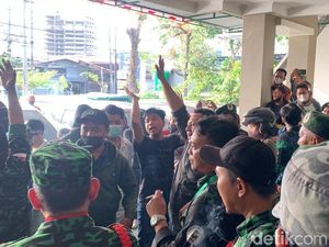 Ricuh! Massa Penyelamat Partai Geruduk Kantor PPP Jatim, Anggap Muswilub Ilegal