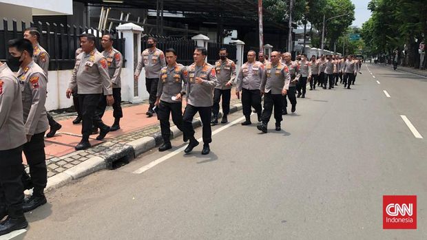 Rombongan  personel polri pangkat AKBP dan Kombes mulai tiba di Gedung Krida Bakti, Jalan Veteran 3, Jakarta Pusat.