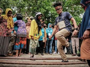 Terpukau Dengan Desa Wisata Ugar, Sandiaga: Meski Hujan Tetap Cantik Terpukau Dengan Desa Wisata Ugar, Sandiaga: Meski Hujan Tetap Cantik