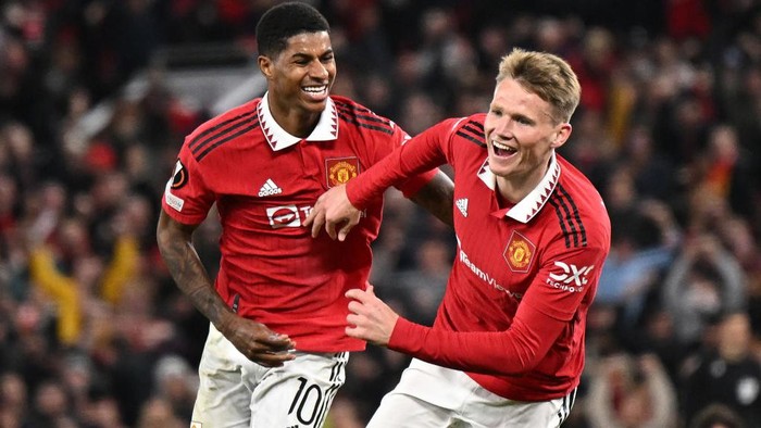 Manchester Uniteds Scottish midfielder Scott McTominay (R) celebrates with Manchester Uniteds English striker Marcus Rashford (L) after scoring their late goal during the UEFA Europa League Group E football match between Manchester United and Omonoia Nicosia, at Old Trafford stadium, in Manchester, north-west England, on October 13, 2022. - Man Utd won the game 1-0. (Photo by Oli SCARFF / AFP) (Photo by OLI SCARFF/AFP via Getty Images)