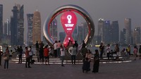 Jam hitung mundur sebelum kickoff Piala Dunia 2022 terlihat di tengah kota Doha.