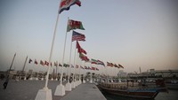 Gambar bendera negara-negara peserta Piala Dunia 2022 juga terlihat di pinggir jalan. Piala Dunia 2022 akan digelar 20 November hingga 18 Desember mendatang.