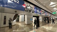 Nuansa Piala Dunia 2022 juga terlihat di stadion kertea commuter di Doha. Qatar menjadi negara Arab pertama yang menjadi tuan rumah Piala Dunia.