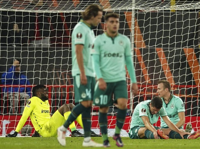 Susah Payah Manchester United Taklukkan Omonia Manchester United's Cristiano Ronaldo, left, tries to score behind Omonia's Nemanja Miletic, center as Omonia's goalkeeper Francis Uzoho, right, saves the ball during a group E Europa League soccer match between Manchester United and Omonia at Old Trafford stadium in Manchester, England, Thursday, Oct. 13, 2022. (AP Photo/Dave Thompson)