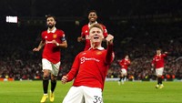 Pemain Manchester United Scott McTominay merayakan usai mencetak gol untuk timnya. (AP/Martin Rickett)