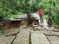 Tanah Gerak di Panggul Trenggalek Putus Jalan-Ancam Permukiman Warga