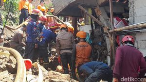 Potret Tim SAR Lanjut Cari Korban Longsor di Gang Barjo Bogor