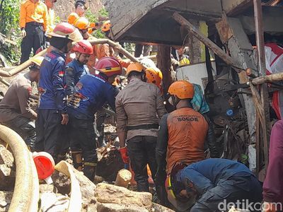 Potret Tim SAR Lanjut Cari Korban Longsor di Gang Barjo Bogor