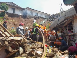 Basarnas Sebut Longsor di Gang Barjo Bogor Masih Bisa Terjadi Basarnas Sebut Longsor di Gang Barjo Bogor Masih Bisa Terjadi
