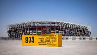 Stadion 974 menjadi tempat pertandingan 7 laga Piala Dunia 2022. Stadion yang terletak di Ras Abu Aboud, Doha, Qatar ini bersifat temporer yang dapat dibongkar pasang serta memiliki kapasitas 44.089 penonton yang didesain oleh sebuah studio dari Spanyol, Fenwick Iribarren Architects. Christian Charisius/picture alliance/Getty Images