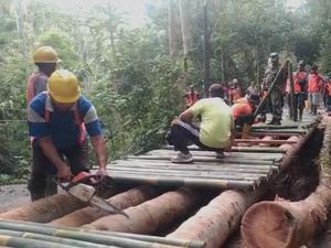 Jalan Jebol, Warga di Bangli Gotong Royong Bangun Jembatan Darurat