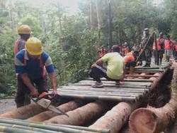 Jalan Jebol, Warga di Bangli Gotong Royong Bangun Jembatan Darurat