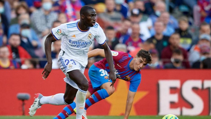 Ferland Mendy of Real Madrid and Gavi of Barcelona compete for the ball during the La Liga Santander match between FC Barcelona and Real Madrid CF at Camp Nou on October 24, 2021 in Barcelona, Spain. (Photo by Jose Breton/Pics Action/NurPhoto via Getty Images)