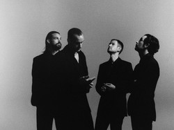 Versi Terbaik The 1975 dalam Album Being Funny in a Foreign Language