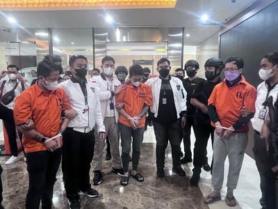 Potret 3 Tersangka Judi Online dari Kamboja Tiba di Bareskrim
