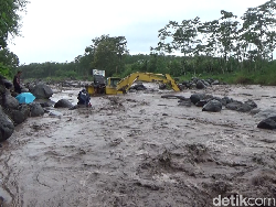 Alat Berat Terseret Banjir Lahar Gunung Semeru