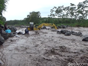 Alat Berat Terseret Banjir Lahar Gunung Semeru Alat Berat Terseret Banjir Lahar Gunung Semeru