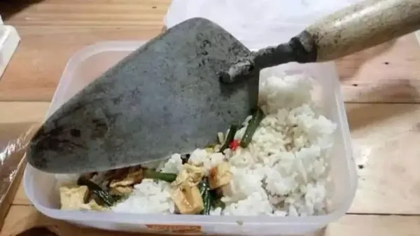 Bikin Ngakak! 10 Netizen Ini Gunakan Alat Makan yang Tak Wajar