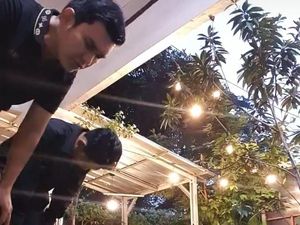 Aldi Taher Promosikan Bisnis Warkopnya Lewat Live Salat di Instagram