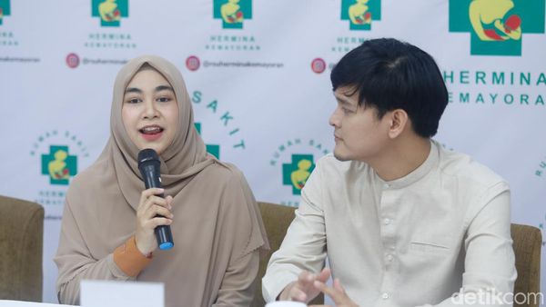 Senyum Bahagia Anisa Rahma Lahiran Bayi Kembar Perempuan