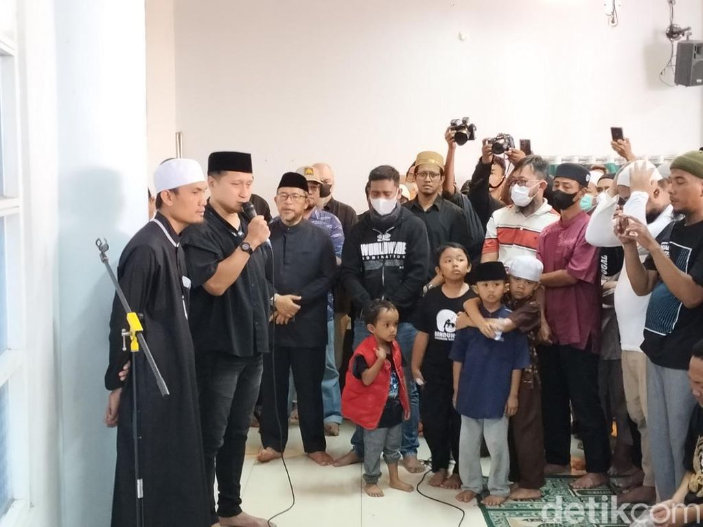 Deretan Selebriti Hadiri Pemakaman Koh Steven, Sampaikan Pesan Mendalam Deretan Selebriti Hadiri Pemakaman Koh Steven, Sampaikan Pesan Mendalam