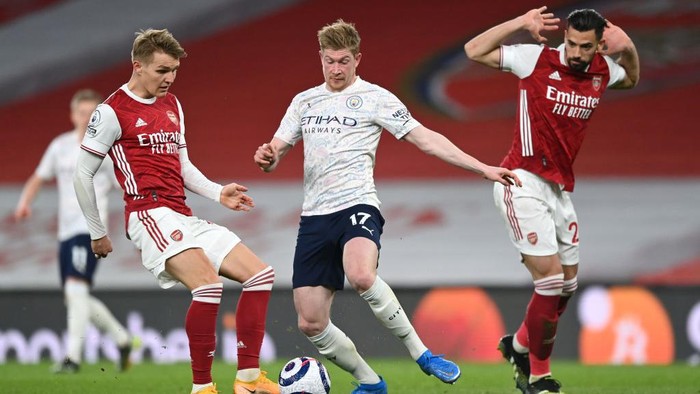 LONDON, ENGLAND - FEBRUARY 21: Kevin De Bruyne of Manchester City in action with Martin Odegaard of Arsenal during the Premier League match between Arsenal and Manchester City at Emirates Stadium on February 21, 2021 in London, England. Sporting stadiums around the UK remain under strict restrictions due to the Coronavirus Pandemic as Government social distancing laws prohibit fans inside venues resulting in games being played behind closed doors. (Photo by Shaun Botterill/Getty Images)