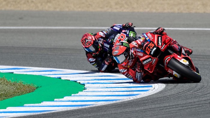Fabio Quartararo dinilai butuh keberuntungan dan sihir untuk menjegal Fabio Bagnaia merebut juara dunia MotoGP 2022. (Foto: AFP via Getty Images/JAVIER SORIANO)