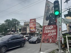 Baliho Puan yang Rusak di Medan Ganggu Pengguna Jalan